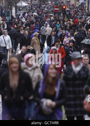 Christmas shopping. Christmas shoppers on Sauchiehall Street in Glasgow on the last Sunday before Christmas. Stock Photo