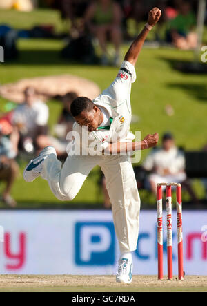 Cricket - First Test - South Africa v England - Day Two - SuperSport Park- South Africa v England - Day Two - SuperSport Park. South Africa's Makhaya Ntini bowls during the First Test at the SuperSport Park, Centurion, South Africa. Stock Photo