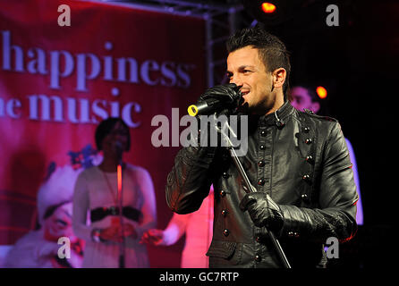 Peter Andre becomes a celebrity busker for the day to promote Coca Cola's sponsorship of the London busking spots and to raise money for Help a London Child, at Spitalfields Market in east London. Stock Photo