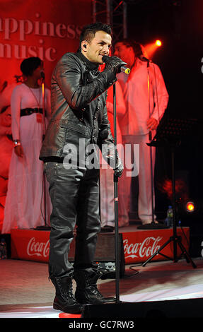 Peter Andre becomes a celebrity busker for the day to promote Coca Cola's sponsorship of the London busking spots and to raise money for Help a London Child, at Spitalfields Market in east London. Stock Photo