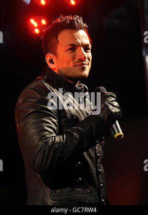 Peter Andre becomes a celebrity busker for the day to promote Coca Cola's sponsorship of the London busking spots and to raise money for Help a London Child, at Spitalfields Market in east London. Stock Photo