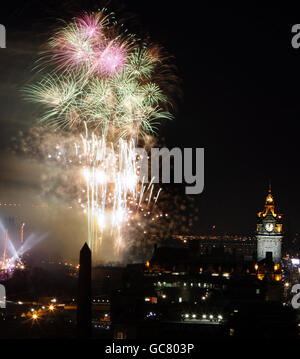 Fireworks mark the year 2010 during the Hogmanay in Edinburgh. Stock Photo
