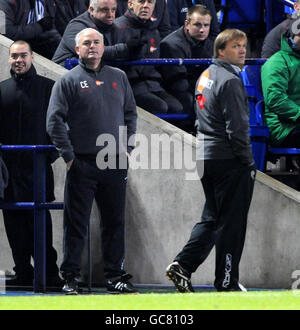 Soccer - FA Cup - Third Round - Bolton Wanderers v Lincoln City - Reebok Stadium. Bolton Wanderers' Assistant Manager Chris Evans (left) and Head Coach Steve Wigley (right) on the touch line against Lincoln City. Stock Photo