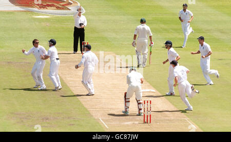 England's Graeme Swann celebrates dismissing South Africa's JP Duminy during the third Test at Newlands, Cape Town, South Africa. Stock Photo