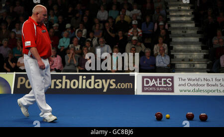 Bowls - The Potters Holidays World Indoor Bowls Championships 2010 - Potters Leisure Resort. Alex Marshall MBE during his game with Tim Stone Stock Photo