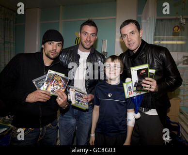 SPECIAL PICTURE - RELEASED EXCLUSIVELY THROUGH THE PRESS ASSOCIATION FOR USE BY NATIONAL AND REGIONAL NEWSPAPERS - UK & IRELAND ONLY. NO SALES. Rangers' players (left to right) Nacho Novo, Allan McGregor and David Weir pose with a young patient during their visit Yorkhill hospital in Glasgow. Picture date: Tuesday December 22, 2009. Photo credit should read: Aileen Wilson/Rangers FC/PA. FOR MORE RANGERS PICTURES OR LICENSING OF THESE IMAGES FOR OTHER USE - PLEASE CONTACT EMPICS - 0115 844 7447 OR info@empics.com Stock Photo