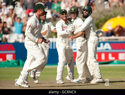 South Africa's AB deVilliers celebrates with Mark Boucher and Hashim Alma after dismissing England's Matt Prior during the Third Test at Newlands, Cape Town, South Africa. Stock Photo