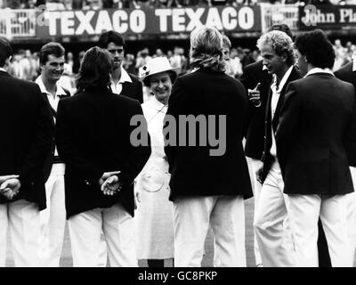 Cricket - The Ashes - Second Test - England v Australia - Day Two - Lord's. Queen Elizabeth II is introduced to the England team by captain David Gower during the tea interval Stock Photo