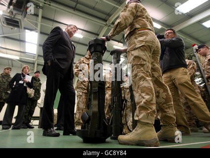 Bob Ainsworth visits Second Fusilier barracks Stock Photo