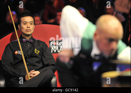 Snooker - The Pokerstars.com Masters 2010 - Day One - Wembley Arena. Marco Fu (left) during the The Masters at Wembley Arena, London. Stock Photo