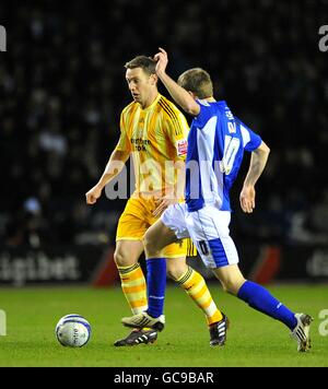 Soccer - Coca-Cola Football League Championship - Leicester City v Newcastle United - The Walkers Stadium. Leicester City's Andy King (right) and Newcastle United's Kevin Nolan (left) battle for the ball Stock Photo