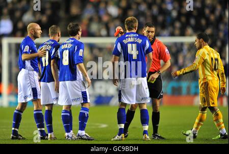 Referee Andre Marriner shows Leicester City's Richie Wellens (second left) a red card after fouling Newcastle United's Wayne Routledge (far right) Stock Photo