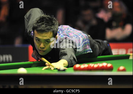 Snooker - The Pokerstars.com Masters 2010 - Day One - Wembley Arena. Marco Fu in action during the The Masters at Wembley Arena, London. Stock Photo