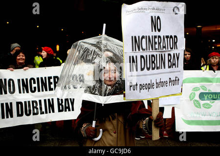 Protestors against the Poolbeg incinerator outside the Westbury Hotel, Dublin where a press briefing was being held by Covanta Energy. Stock Photo