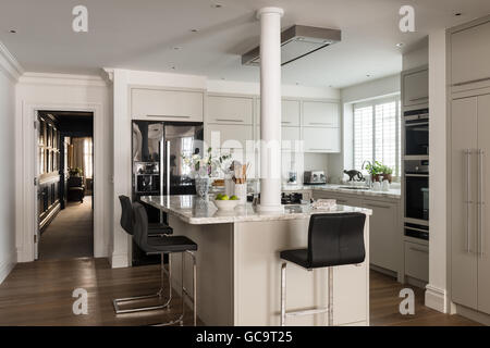 Open plan modern kitchen designed by Stepahnie Dunning Stock Photo