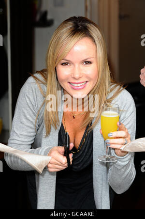 Amanda Holden opens beauty shop Stock Photo