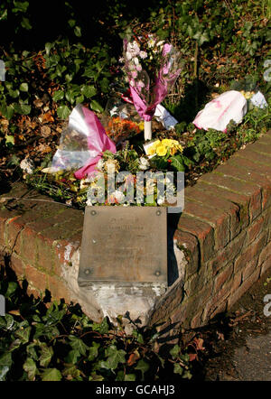 A general view of the memorial of Claire Tiltman who was stabbed to death in a frenzied attack in 1993, Greenhithe, Kent. Detectives are investigating a handwritten cardboard sign left on a roadside which claims to name the killer of a grammar schoolgirl murdered 17 years ago. Stock Photo