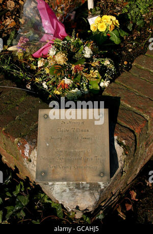 A general view of the memorial of Claire Tiltman who was stabbed to death in a frenzied attack in 1993, Greenhithe, Kent. Detectives are investigating a handwritten cardboard sign left on a roadside which claims to name the killer of a grammar schoolgirl murdered 17 years ago. Stock Photo