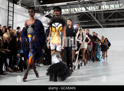 Cat walk model walking hi-res stock photography and images - Alamy