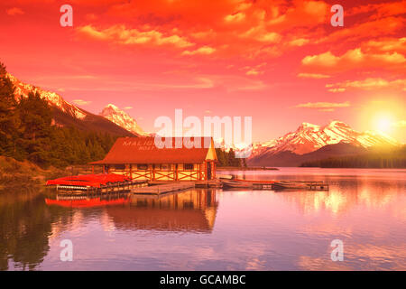 RED CANOES BOATHOUSE LAKE MALIGNE JASPER NATIONAL PARK ALBERTA CANADA Stock Photo