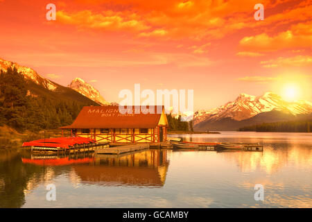 RED CANOES BOATHOUSE LAKE MALIGNE JASPER NATIONAL PARK ALBERTA CANADA Stock Photo