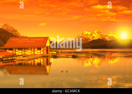 RED CANOES BOATHOUSE LAKE MALIGNE JASPER NATIONAL PARK ALBERTA CANADA Stock Photo