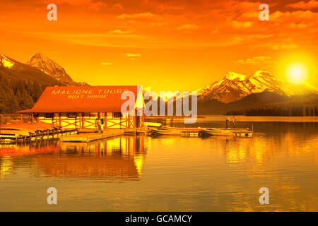 RED CANOES BOATHOUSE LAKE MALIGNE JASPER NATIONAL PARK ALBERTA CANADA Stock Photo