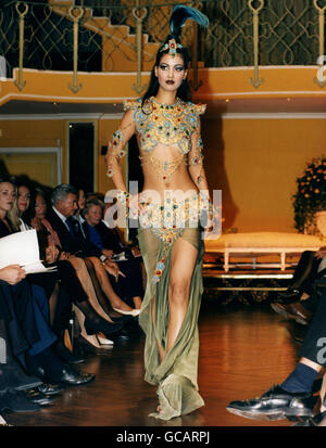 File picture of Carla Bruni seen on the catwalk for John Galliano Ready-to  Wear Spring-Summer 1997 collection presentation. Bruni turned now singer is  reported to date President Nicolas Sarkozy. Photo by Java/ABACAPRESS.COM