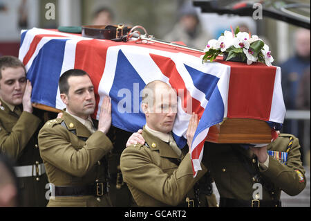 The Union flag draped coffin of Captain Daniel Read, 31, of 11 Explosive Ordnance Disposal Regiment, Royal Logistic Corps, is carried with full honours into Truro Cathedral, Cornwall for his funeral. Stock Photo