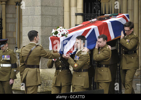 The Union flag draped coffin of Captain Daniel Read, 31, of 11 Explosive Ordnance Disposal Regiment, Royal Logistic Corps, is carried with full honours from Truro Cathedral, Cornwall during his funeral. Stock Photo