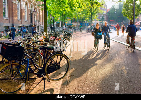 Couple on bikes in Spui square, Amsterdam Stock Photo