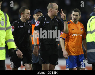 Soccer - FA Cup - Fifth Round Replay - West Bromwich Albion v Reading - The Hawthorns. Referee Mason talks with Readings Andy Griffin after during the FA Cup Fifth Round Replay match at The Hawthorns, West Bromwich. Stock Photo