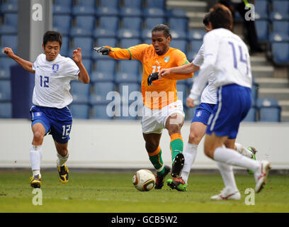 Ivory Coast's Didier Drogba (centre) in action during the International Friendly at Loftus Road, London. Stock Photo