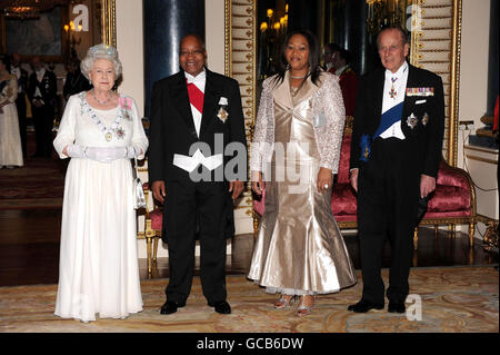 Queen Elizabeth II and the Duke of Edinburgh accompany the President of South Africa, Jacob Zuma (centre) and his wife Tobeka Madiba Zuma during a state banquet at Buckingham Palace, this evening. Stock Photo