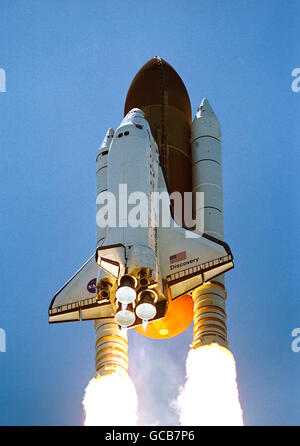 Space Shuttle Discovery STS-121 lifts-off from the Kennedy Space Center for a 12-day mission to the International Space Station July 4, 2006 in Cape Canaveral, Florida. Stock Photo