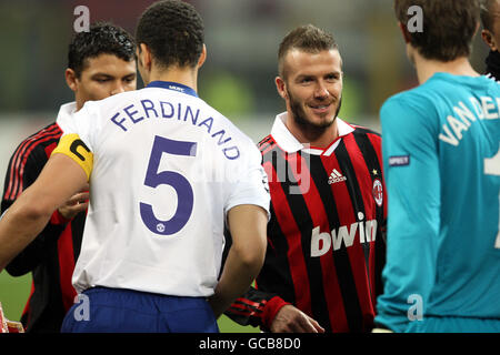 Soccer - UEFA Champions League - Round of 16 - First Leg - AC Milan v Manchester United - Stadio Giuseppe Meazza. AC Milan's David Beckham shakes hands with Manchester United's Rio Ferdinand (left) and Edwin Van der Sar Stock Photo