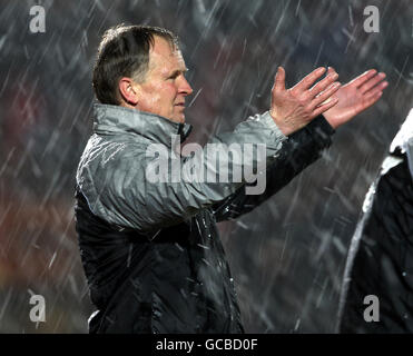 Soccer - Coca-Cola Football League Championship - Doncaster Rovers v Leicester City - Keepmoat Stadium. Doncaster Rovers' manager Sean O'Driscoll stands in the snow Stock Photo