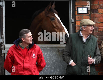 Horse Racing - Paul Nicholls Stable Visit - Manor Farm. Head Lad Clifford Baker (left) and Denman's owner Paul Barber with Kauto Star during the stable visit at Manor Farm, Ditcheat, Somerset. Stock Photo