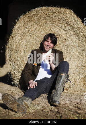 Bassist-turned farmer Alex James supports Hovis' move to use 100% British wheat by launching its 'Slice of Farm Life' initiative on his farm in Kingham, Oxfordshire. Stock Photo