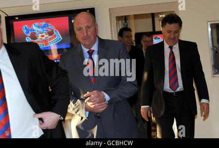 Soccer - Crystal Palace Press Conference - Selhurst Park. New manager Paul Hart (centre) and administrator Brendan Guilfoyle (right) during the press conference at Selhurst Park, London. Stock Photo