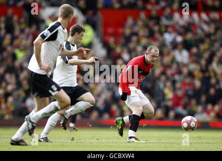 Soccer - Barclays Premier League - Manchester United v Fulham - Old Trafford. Manchester United's Wayne Rooney (right) in action Stock Photo