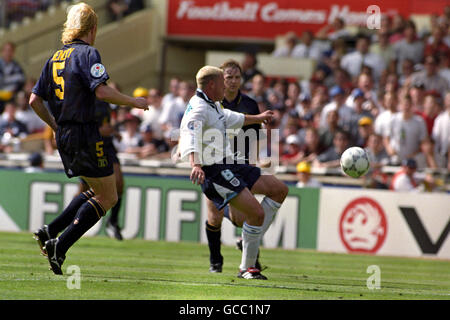 ENGLAND'S PAUL GASCOIGNE (RIGHT) WATCHES THE BALL AS HE FLICKS IT OVER SCOTLAND DEFENDER COLIN HENDRY BEFORE SCORING HIS SPECTACULAR GOAL IN THE EURO '96 CHAMPIONSHIP MATCH AT WEMBLEY. Stock Photo