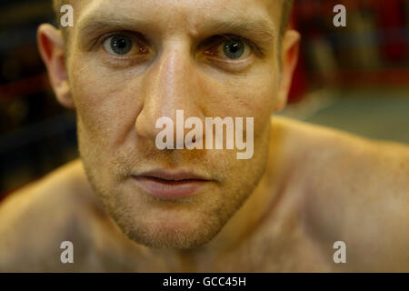 Boxer Tony Jeffries poses for a photograph during the 'Lonsdale Challenge' at Libertys Gym, Nottingham. PRESS ASOCIATION Photo. Picture date: Thursday March 25, 2010. Photo credit should read: Nick Potts/PA Wire. Stock Photo