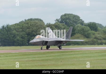 RAF Fairford, Gloucestershire. 8th July, 2016. Day 1 of the Royal International Air Tattoo (RIAT) with an impressive demo from the Lockheed Martin F-22A Raptor fifth generation stealth fighter. Credit:  aviationimages/Alamy Live News. Stock Photo