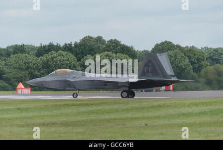 RAF Fairford, Gloucestershire. 8th July, 2016. Day 1 of the Royal International Air Tattoo (RIAT) with an impressive demo from the Lockheed Martin F-22A Raptor fifth generation stealth fighter. Credit:  aviationimages/Alamy Live News. Stock Photo