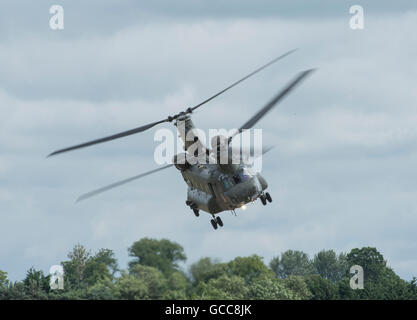 RAF Fairford, Gloucestershire. 8th July, 2016. Day 1 of the Royal International Air Tattoo (RIAT) with international military aircraft on display from around the world. Flying demo of a Boeing Chinook from RAF Odiham. Credit:  aviationimages/Alamy Live News. Stock Photo