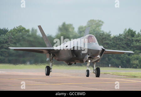 RAF Fairford, Gloucestershire. 8th July, 2016. Day 1 of the Royal International Air Tattoo (RIAT) with international military aircraft on display from around the world. Lockheed Martin F-35 Lightning II on taxiway after its debut flying demo at a UK air show. Credit:  aviationimages/Alamy Live News. Stock Photo