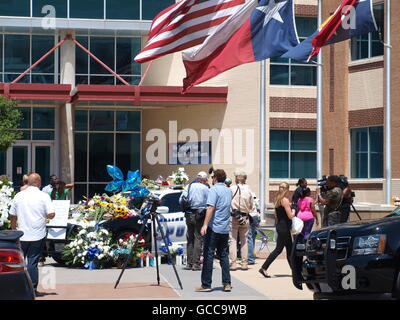 Dallas, Texas, USA. 8th July, 2016. Memorials in front of the the Jack Evans Police Headquarters in Dallas. There are two cars. One, Dallas Police and Two, Dallas Area Rapid Transit (DART). Credit:  dallaspaparazzo/Alamy Live News Stock Photo