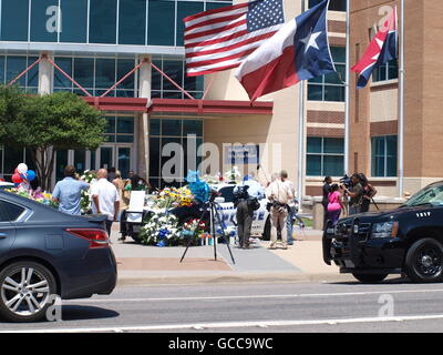 Dallas, Texas, USA. 8th July, 2016. Memorials in front of the the Jack Evans Police Headquarters in Dallas. There are two cars. One, Dallas Police and Two, Dallas Area Rapid Transit (DART). Credit:  dallaspaparazzo/Alamy Live News Stock Photo