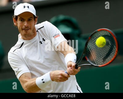 London, UK. 8th July, 2016. Andy Murray of Britain returns the ball during the men's singles semifinal with Tomas Berdych of the Czech Republic on Day 11 at the Championships Wimbledon 2016 in London, Britain on July 8, 2016. Credit:  Ye Pingfan/Xinhua/Alamy Live News Stock Photo